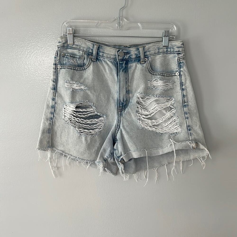 American Eagle Mom Short Ripped Size 8 Light Wash